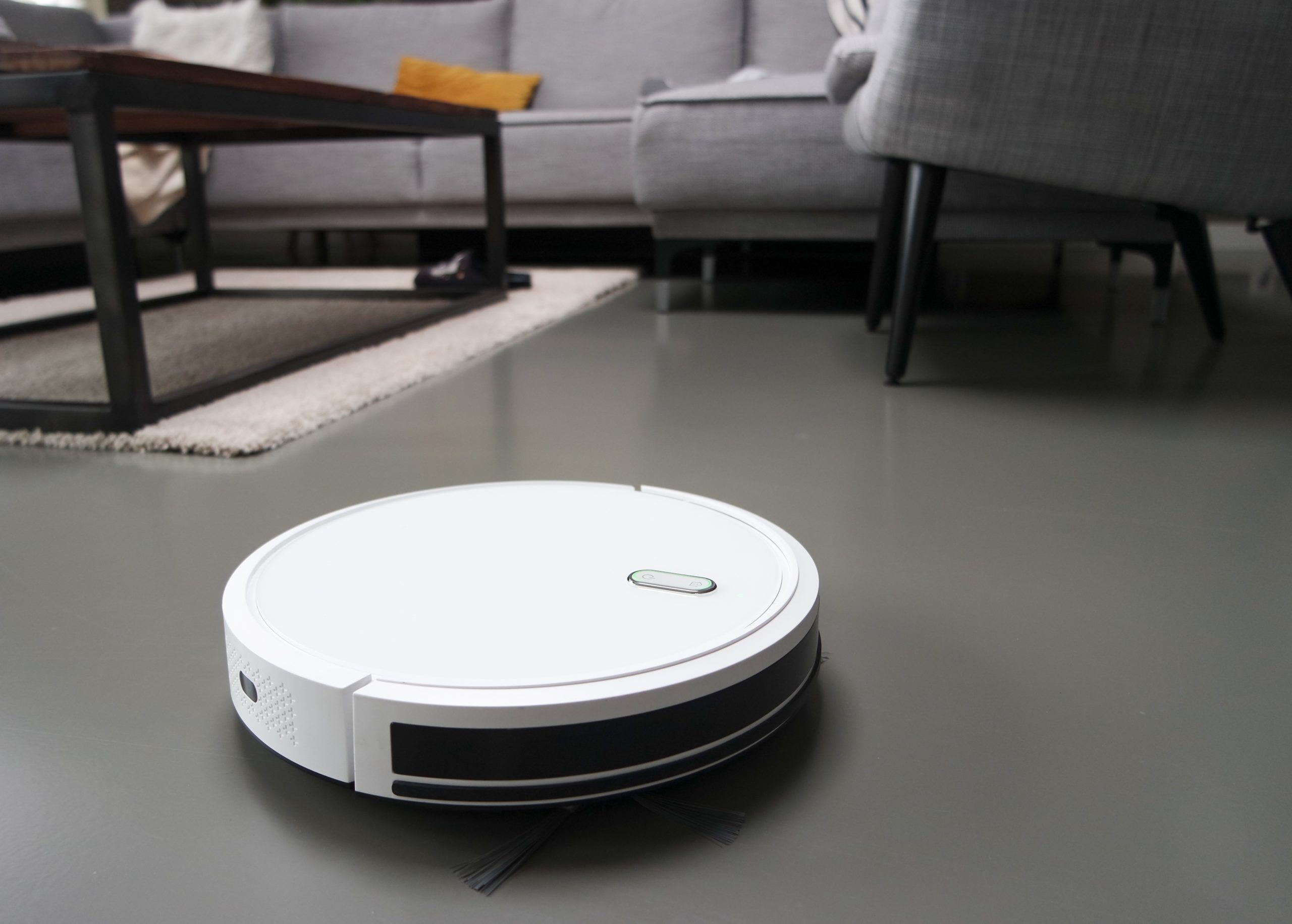 robot-vacuum-cleaner-on-the-grey-floor-at-home-